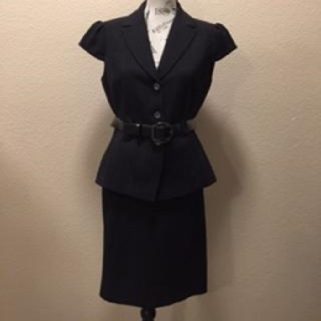 Tahari Black & White Pinstripe Two Piece Woman Suit Size 8p